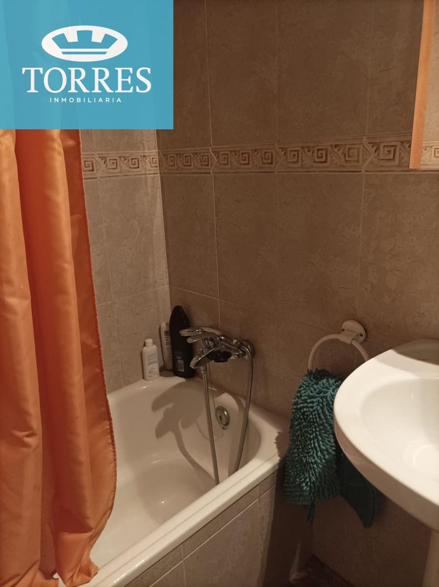 4 bedroom Flat for rent in Granada city - € 1,200 (Ref: 8348224)
