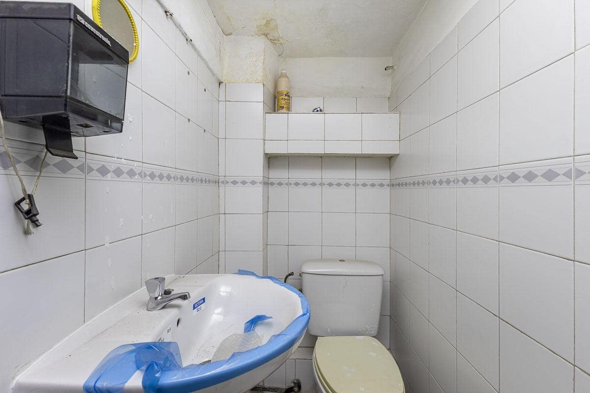 Erhverv til leje i Granada by - € 450 (Ref: 8538976)