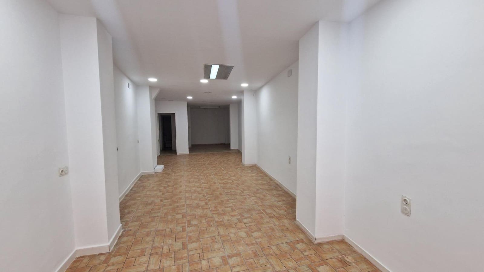 Erhverv til leje i Granada by - € 1.100 (Ref: 8589025)