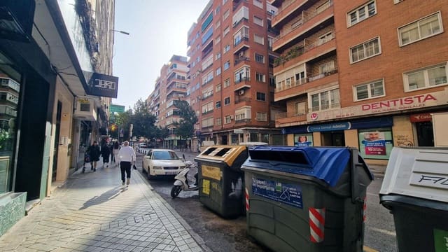 Kommersiell att hyra i Granada stad - 1 100 € (Ref: 8589025)