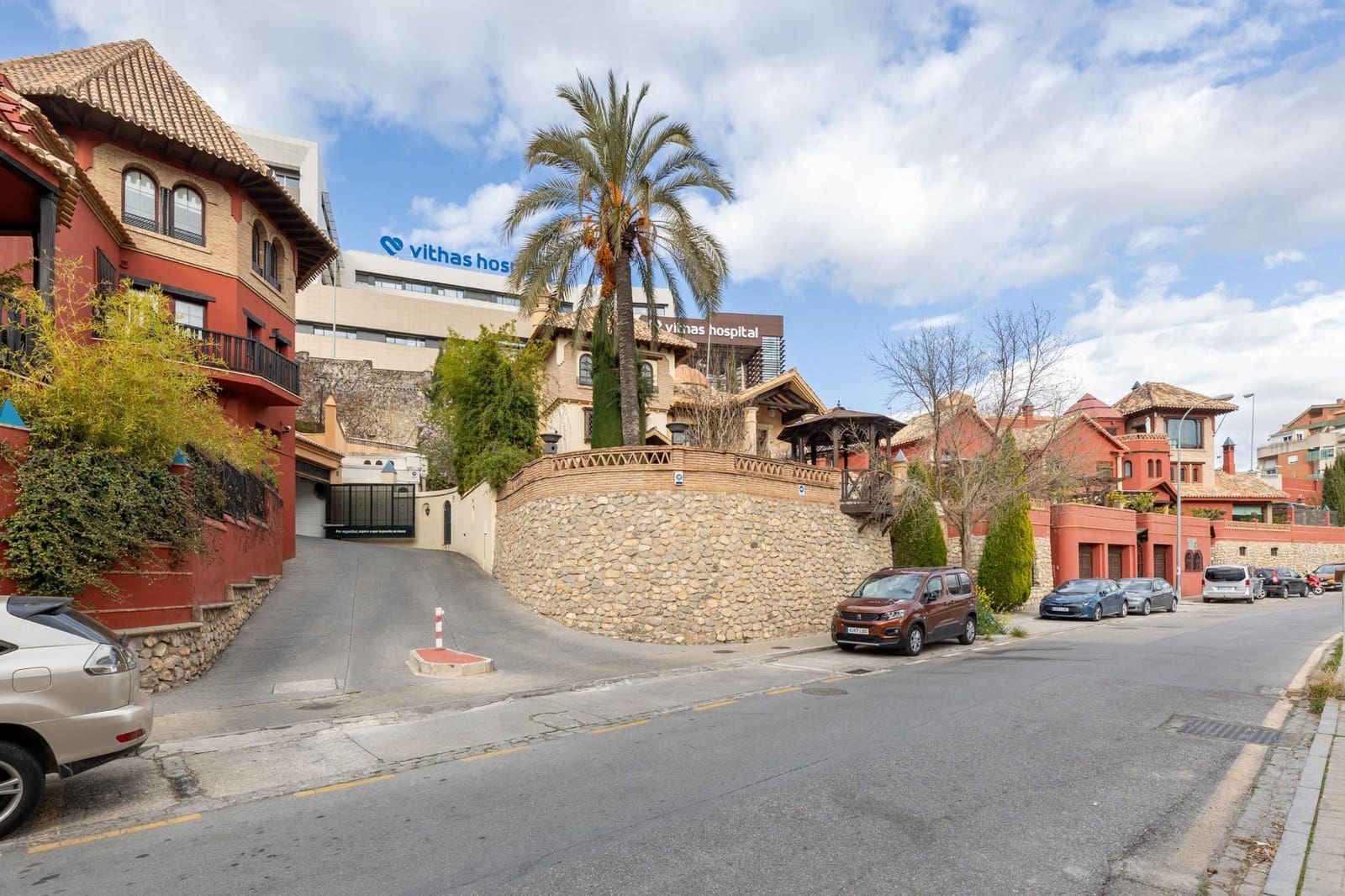 4 bedroom Terraced Villa for sale in Granada city with pool garage - € 499,000 (Ref: 8857423)