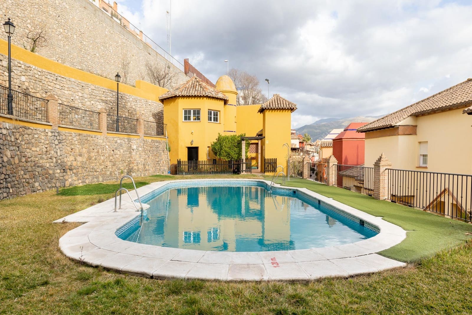 4 soveværelse Rækkehus til salg i Granada by med swimmingpool garage - € 475.000 (Ref: 8857423)