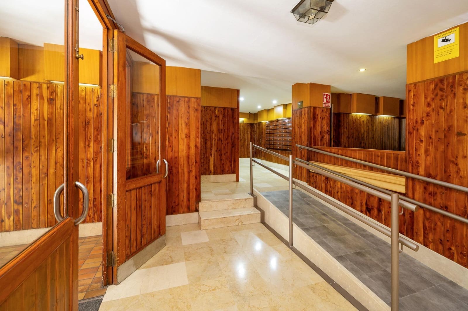 5 bedroom Flat for sale in Granada city with pool - € 395,000 (Ref: 8915477)