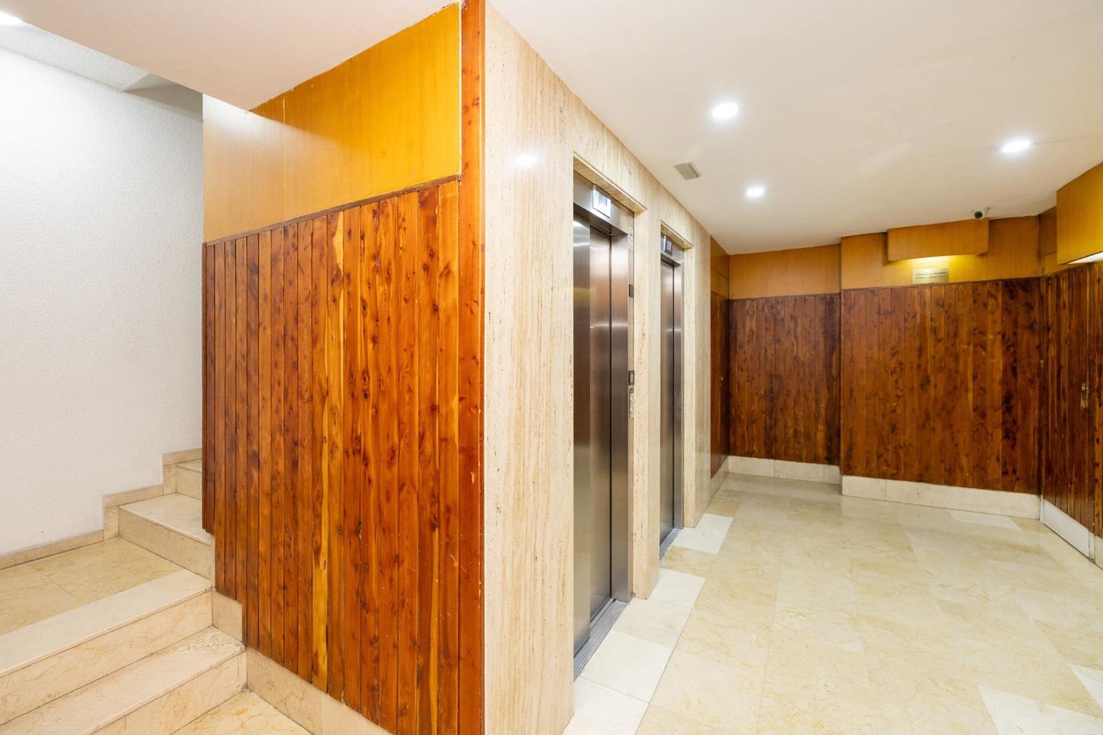 5 bedroom Flat for sale in Granada city with pool - € 395,000 (Ref: 8915477)