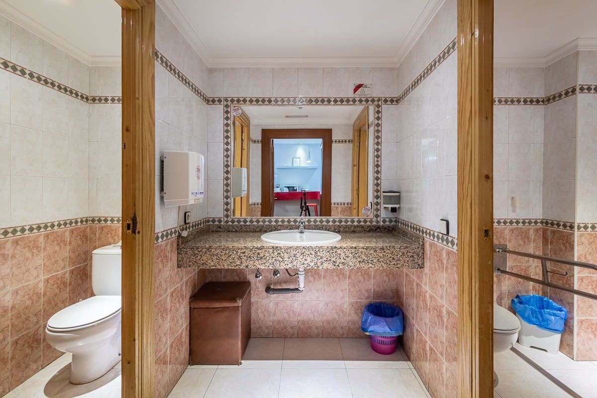 Commercial for sale in Granada city - € 129,000 (Ref: 9081462)