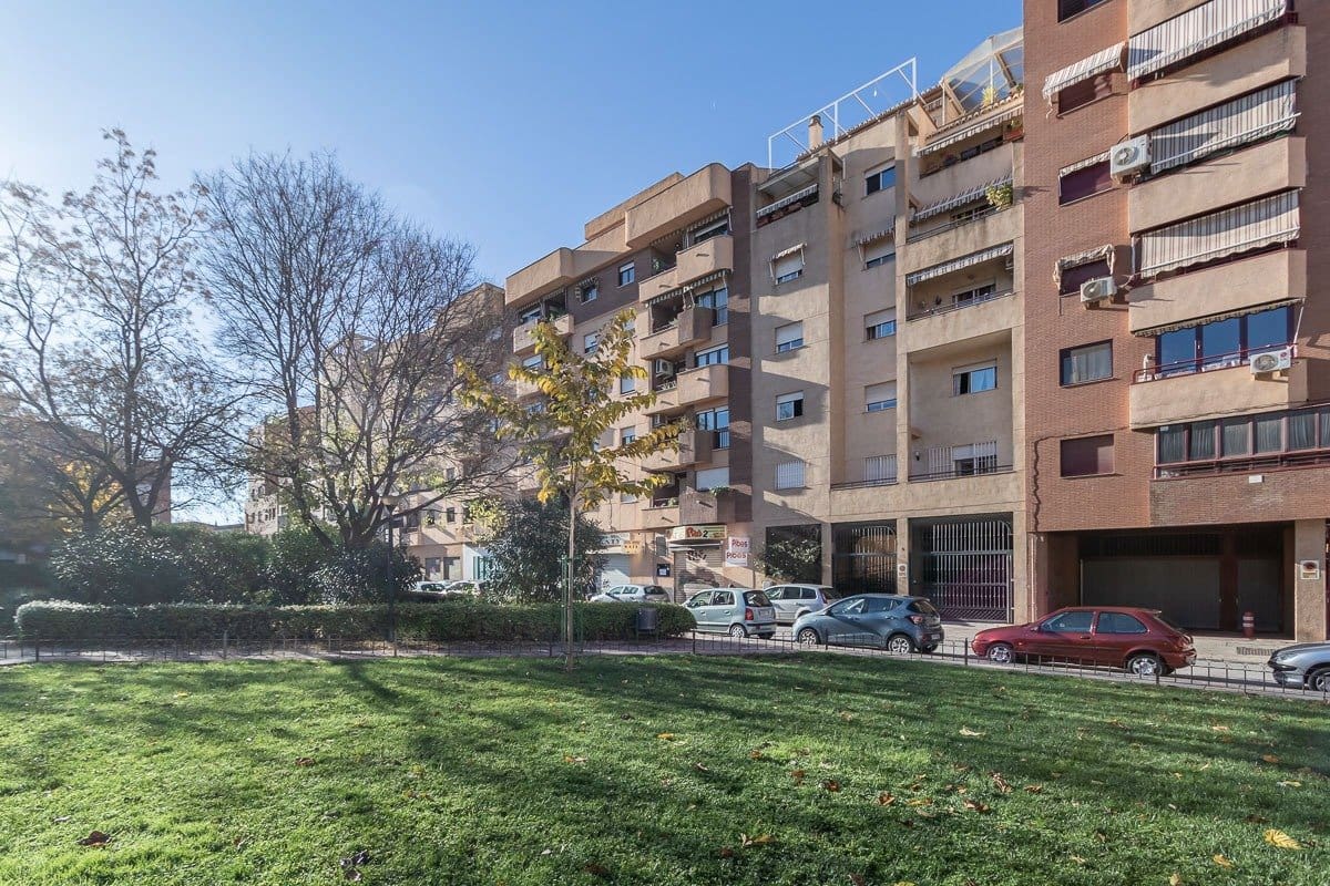 Commercial for sale in Granada city - € 129,000 (Ref: 9081462)