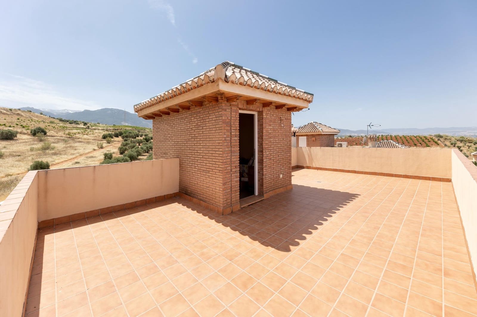 4 bedroom Villa for sale in Huetor Vega with pool garage - € 480,000 (Ref: 9089712)