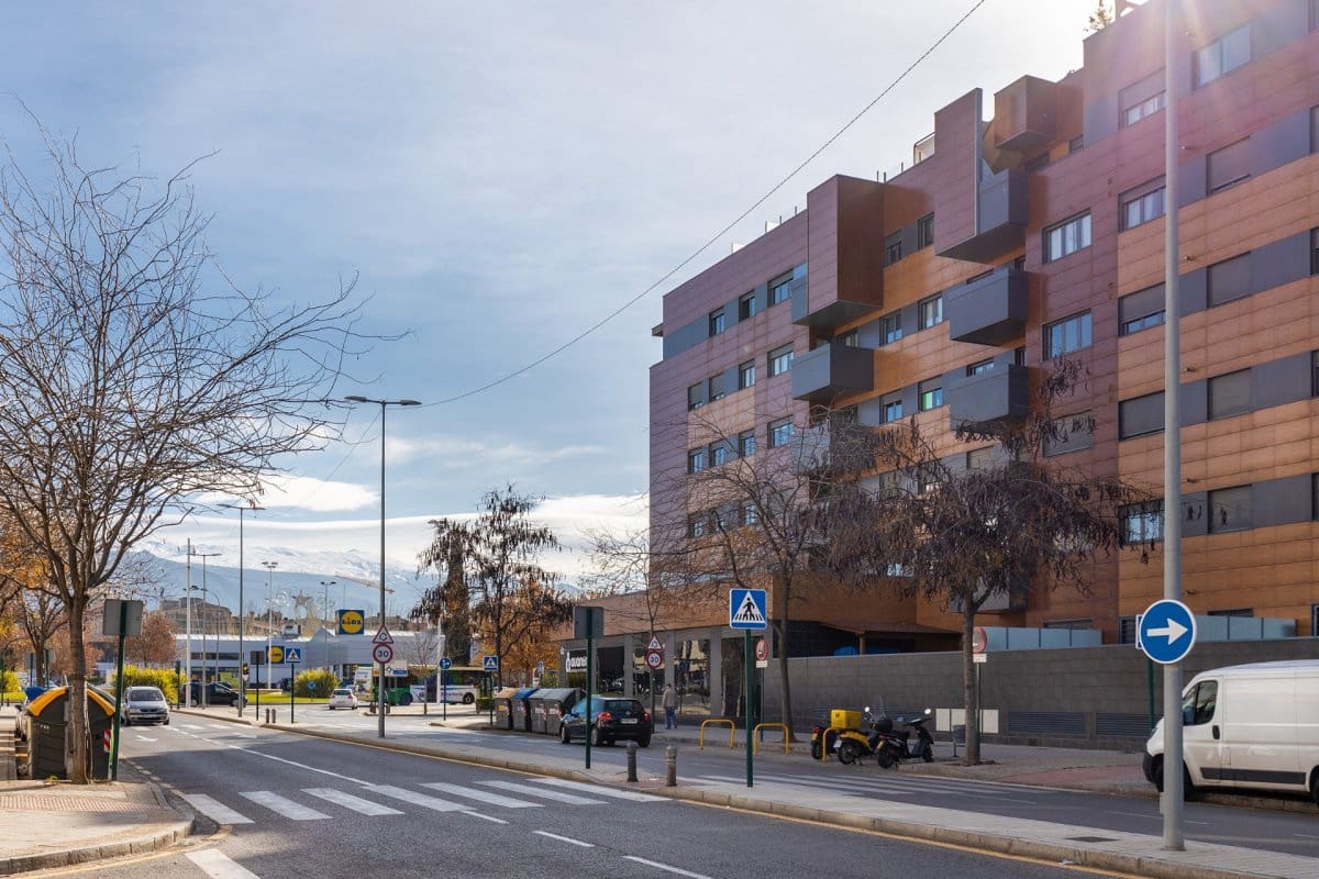 2 soveværelse Lejlighed til leje i Granada by med swimmingpool garage - € 1.350 (Ref: 9102827)
