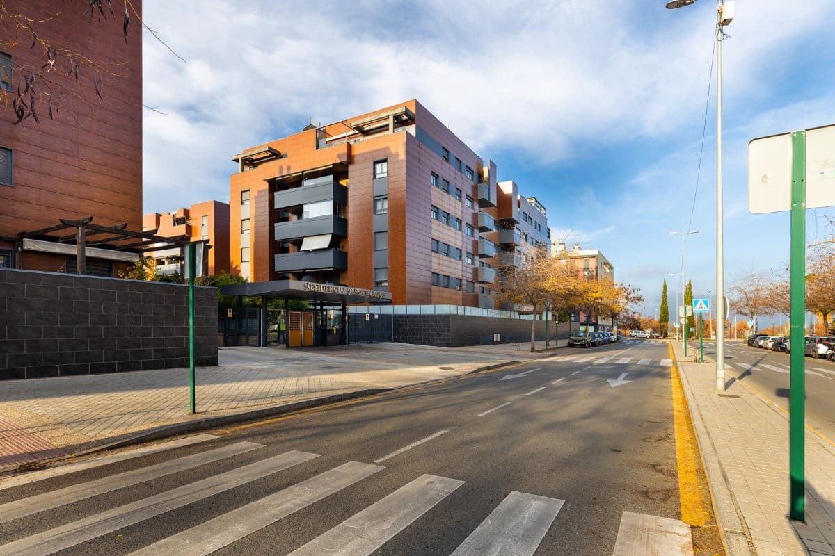 2 soveværelse Lejlighed til leje i Granada by med swimmingpool garage - € 1.350 (Ref: 9102827)