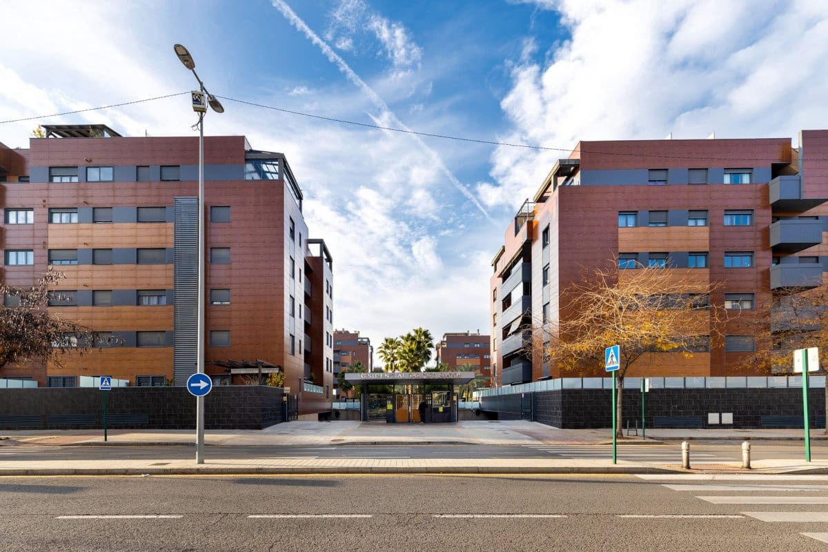2 soveværelse Lejlighed til leje i Granada by med swimmingpool garage - € 1.350 (Ref: 9102827)