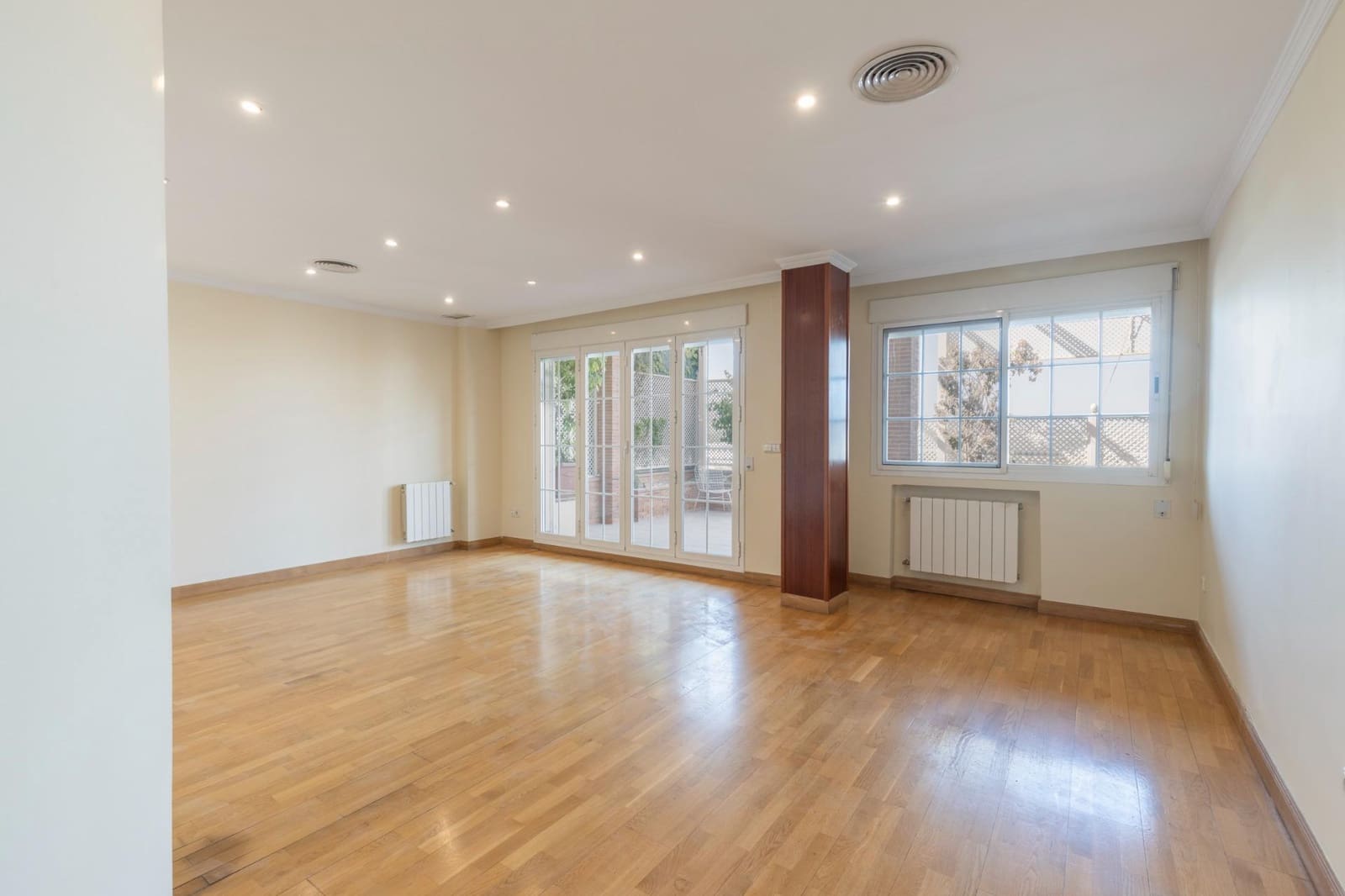 4 soveværelse Rækkehus til salg i Granada by med swimmingpool garage - € 565.000 (Ref: 9147036)