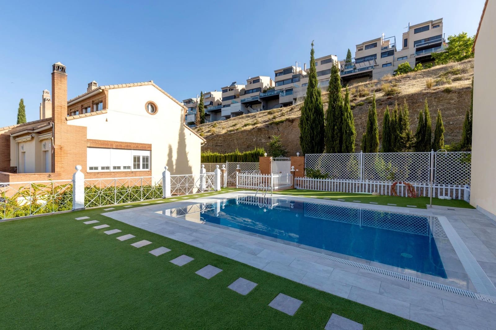 4 soveværelse Rækkehus til salg i Granada by med swimmingpool garage - € 565.000 (Ref: 9147036)