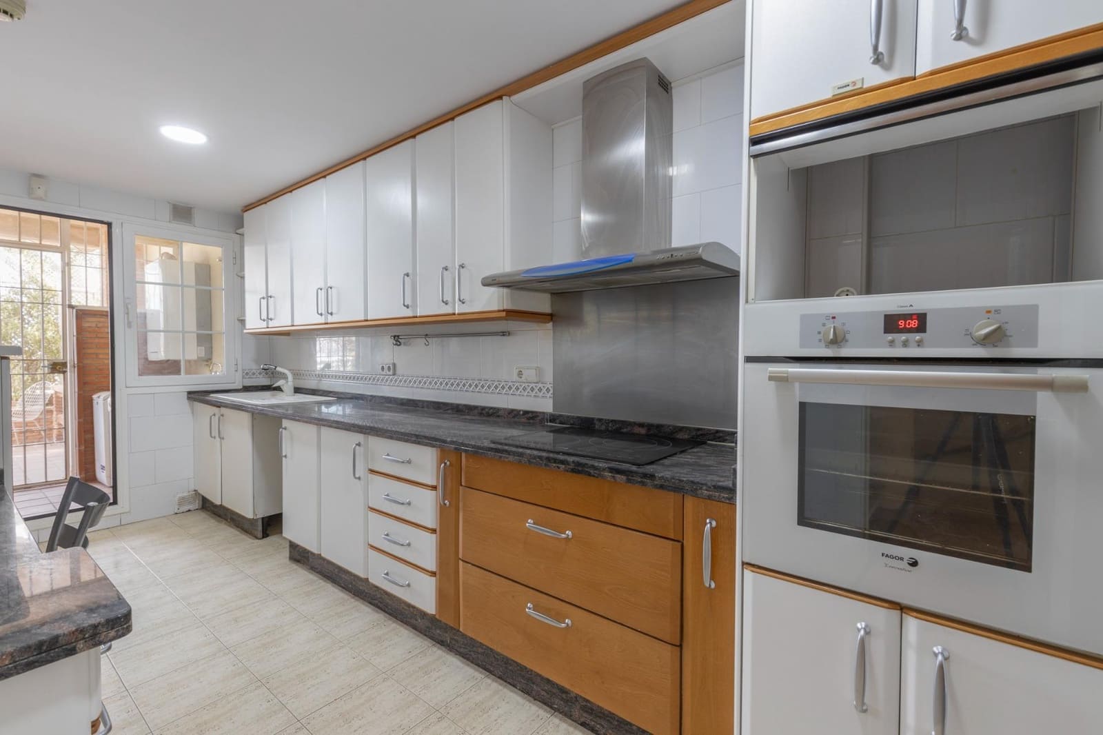 4 soveværelse Rækkehus til salg i Granada by med swimmingpool garage - € 565.000 (Ref: 9147036)