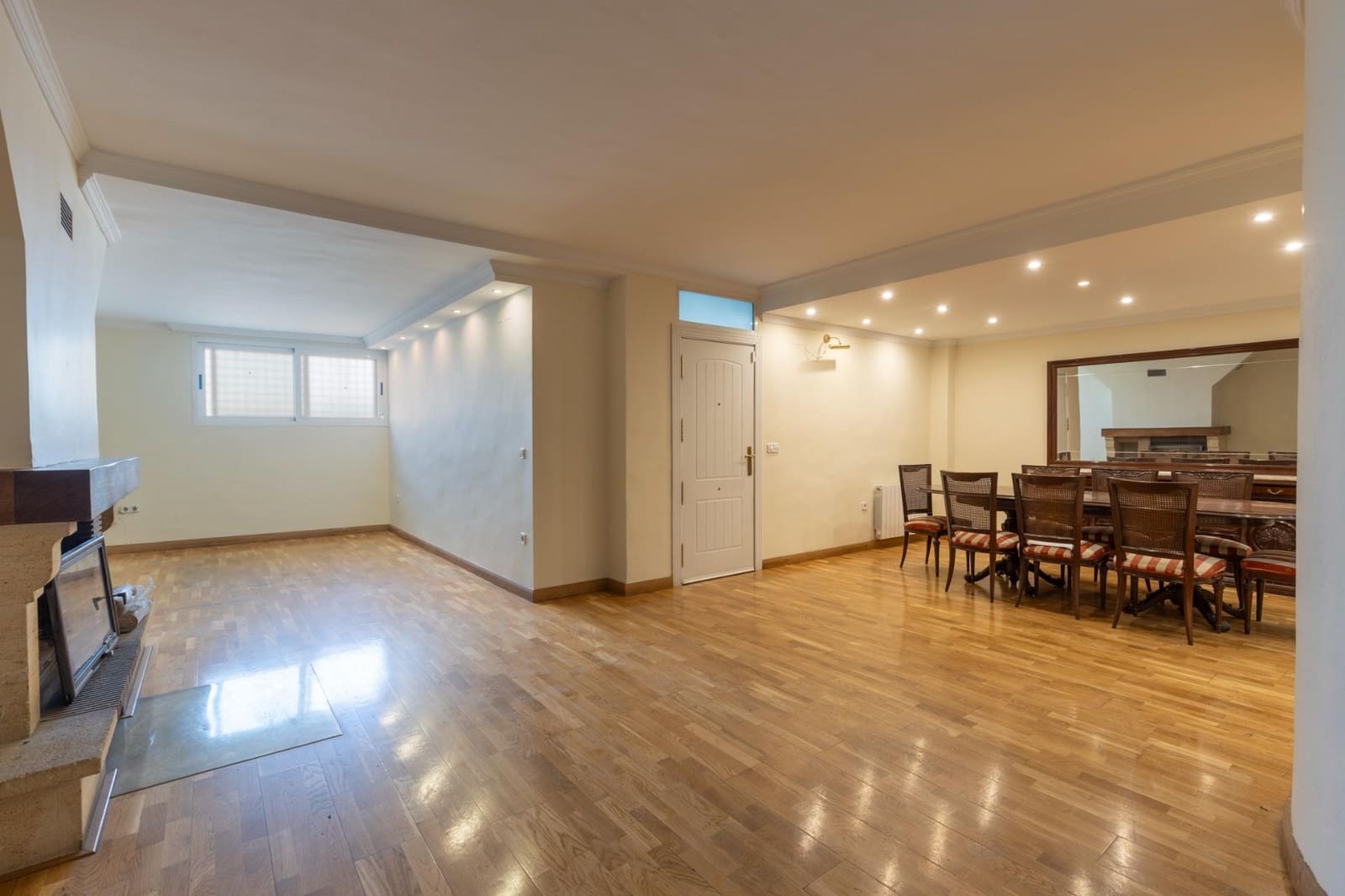 4 soveværelse Rækkehus til salg i Granada by med swimmingpool garage - € 565.000 (Ref: 9147036)