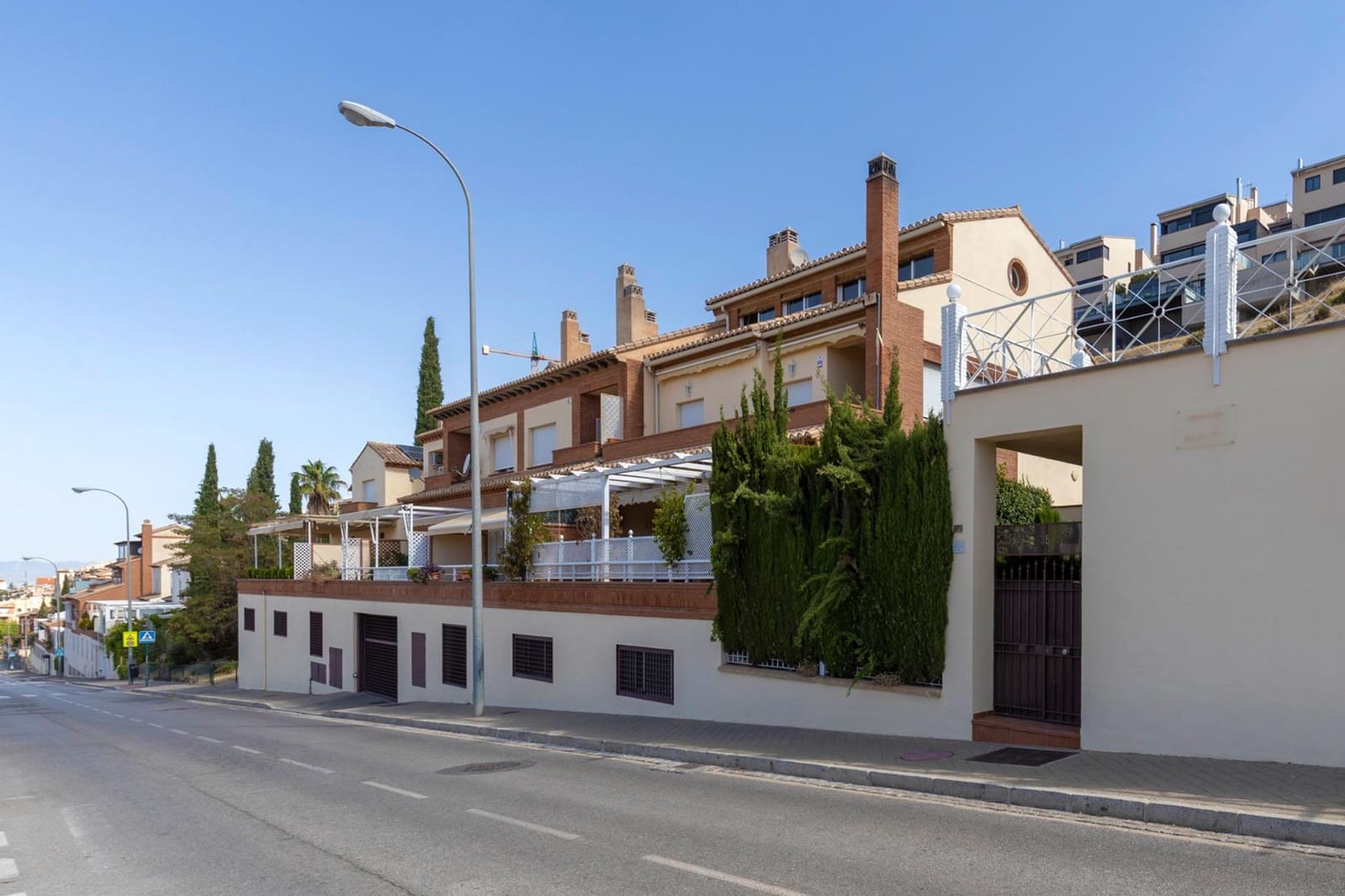 4 soveværelse Rækkehus til salg i Granada by med swimmingpool garage - € 565.000 (Ref: 9147036)