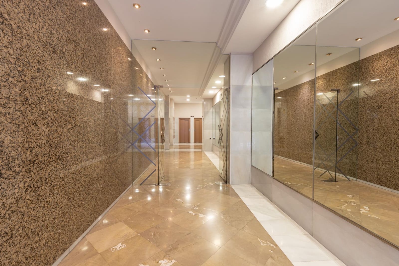 Erhverv til salg i Granada by - € 1.350.000 (Ref: 9159404)