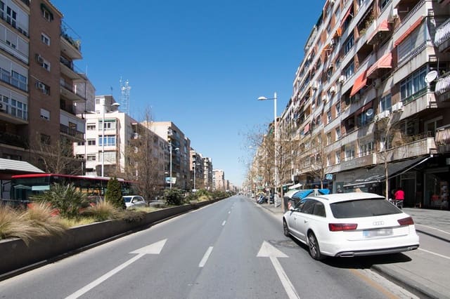5 soveværelse Lejlighed til salg i Camino de Ronda - Rosaleda, Granada by med garage - € 390.000 (Ref: 9165716)