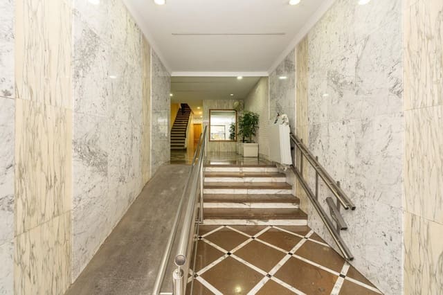 5 soveværelse Lejlighed til salg i Camino de Ronda - Rosaleda, Granada by med garage - € 368.000 (Ref: 9165716)