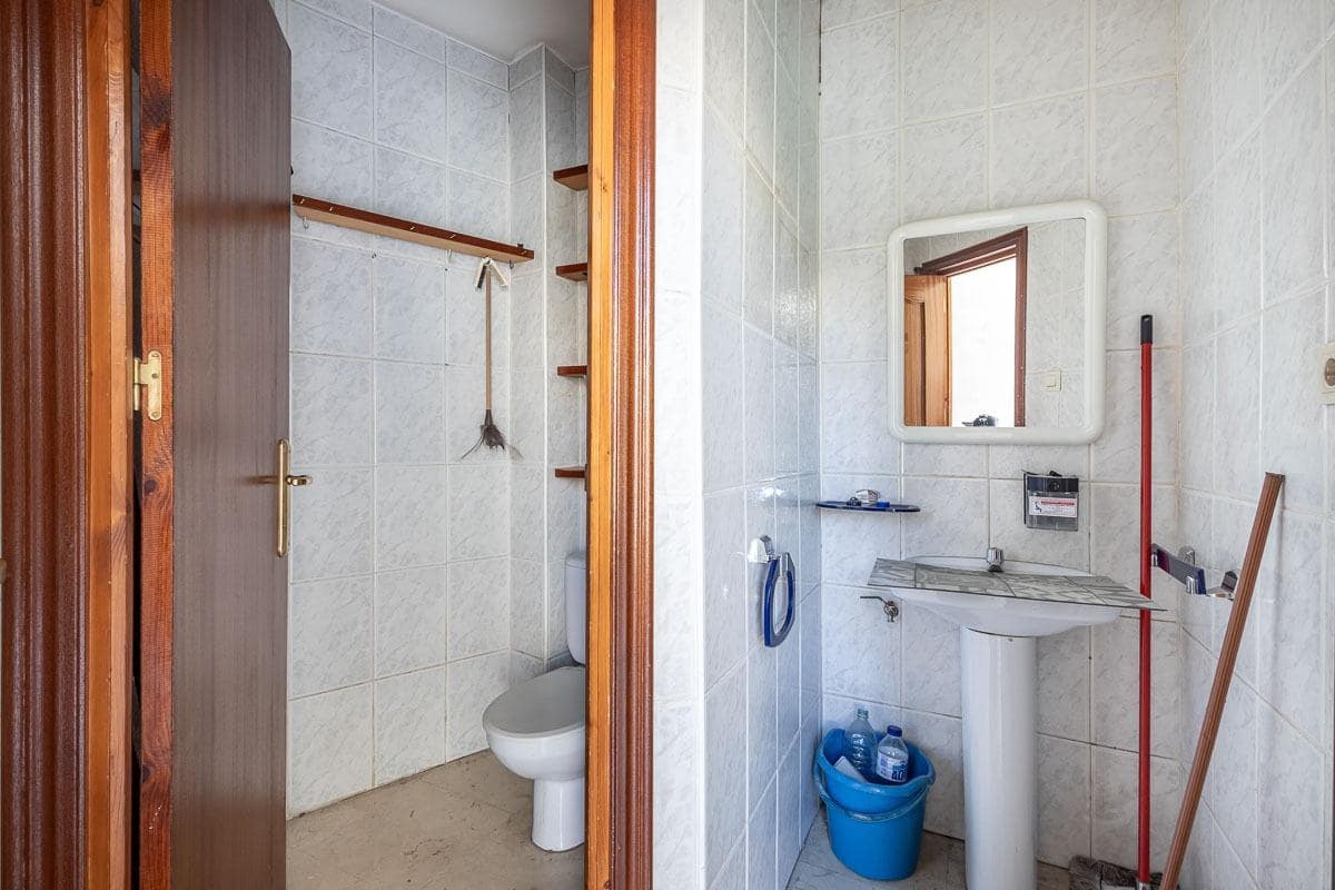 Commercial for sale in Granada city - € 319,000 (Ref: 9185332)