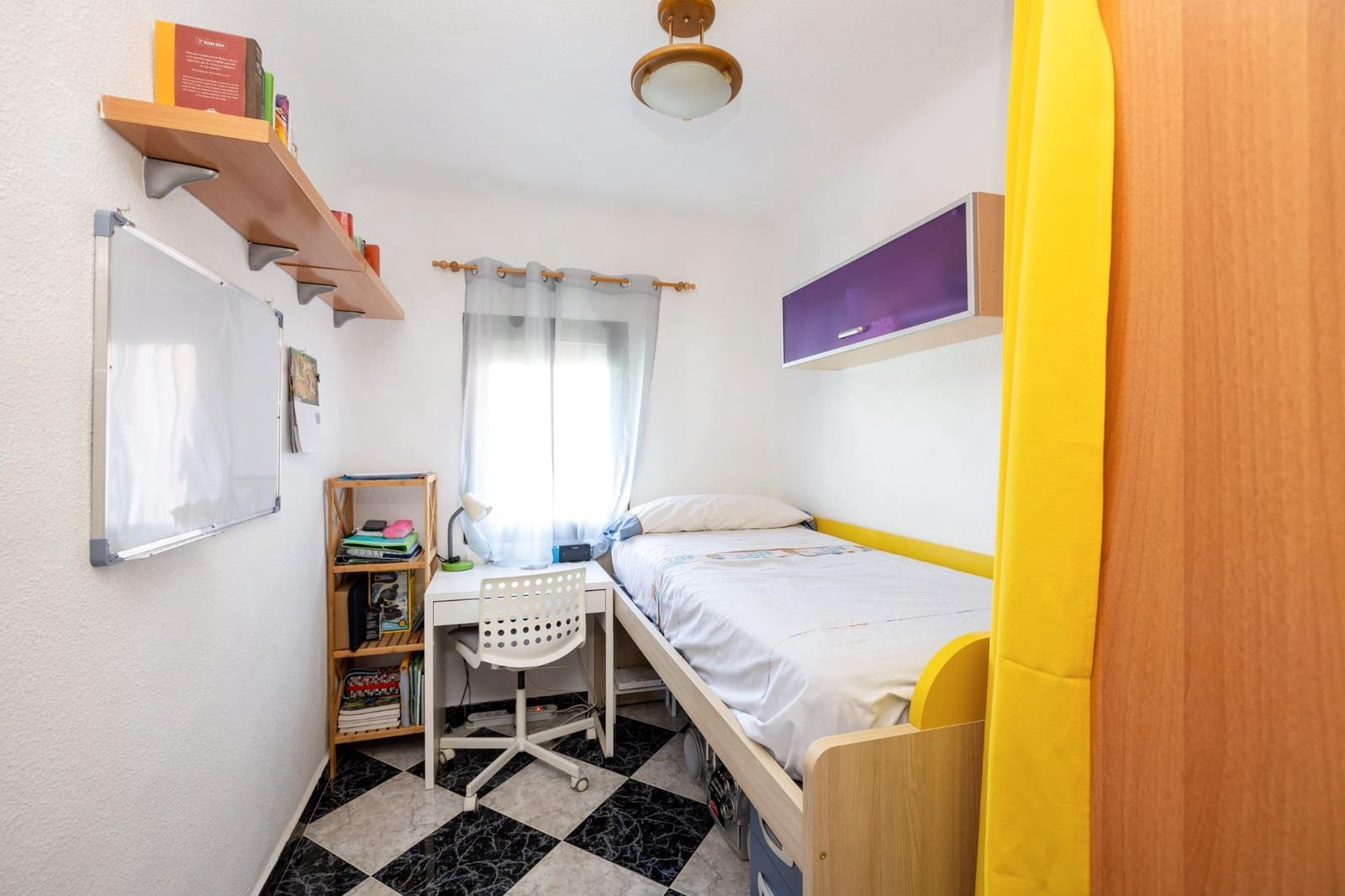 Piso de 3 habitaciones en Granada ciudad en venta - 180.000 € (Ref: 9215371)