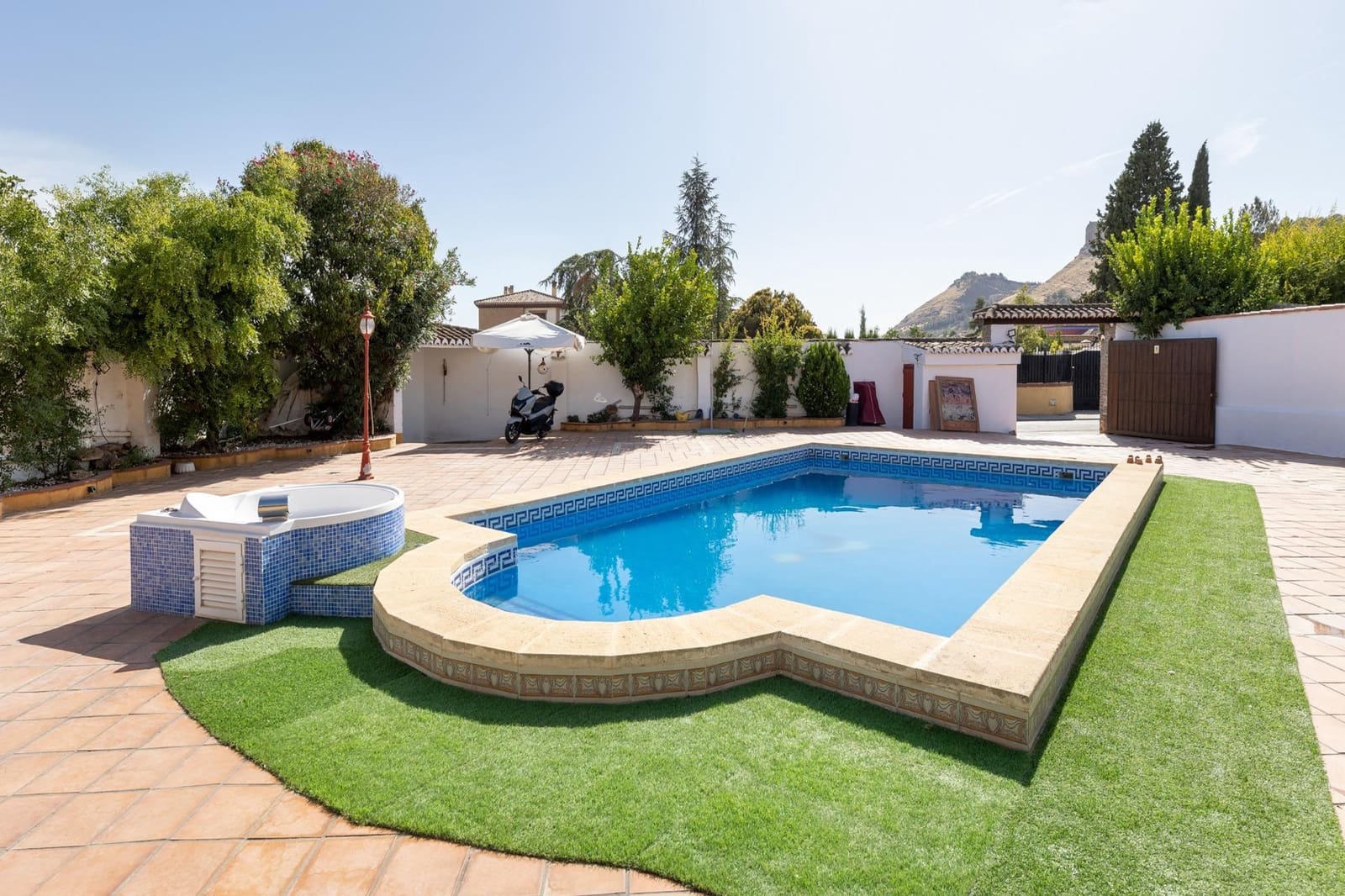 5 bedroom Villa for sale in Albolote with garage - € 430,000 (Ref: 9243367)