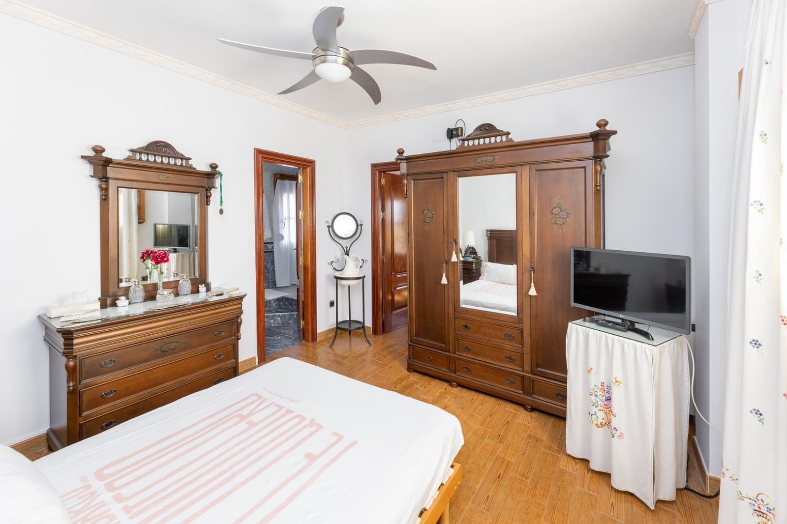 5 bedroom Villa for sale in Albolote with garage - € 430,000 (Ref: 9243367)