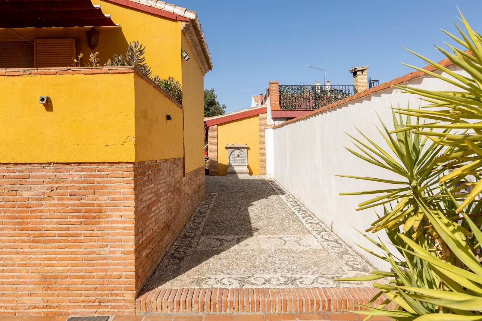 5 bedroom Villa for sale in Albolote with garage - € 430,000 (Ref: 9243367)