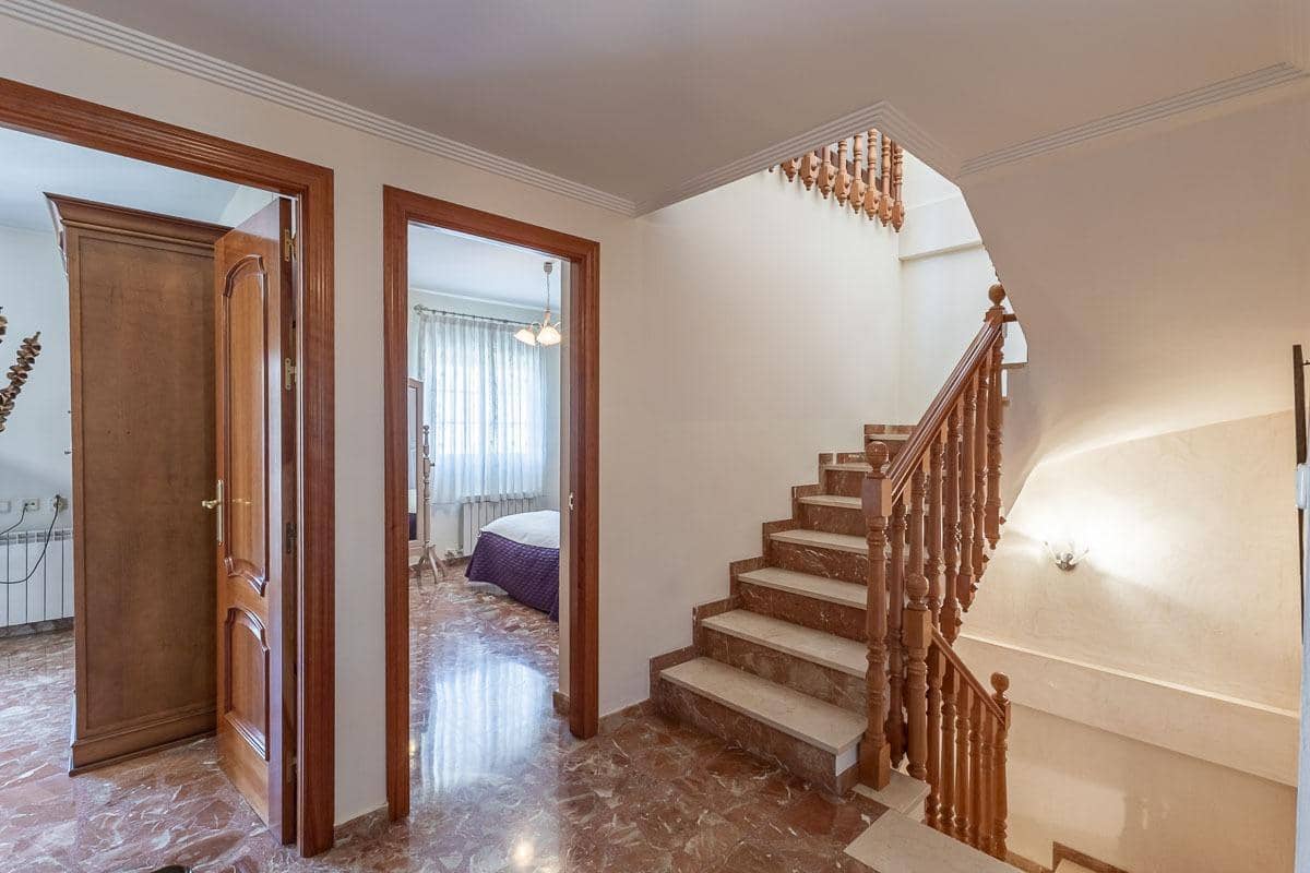 5 soverom Villa til salgs i Peligros med garasje - € 339 000 (Ref: 9317811)