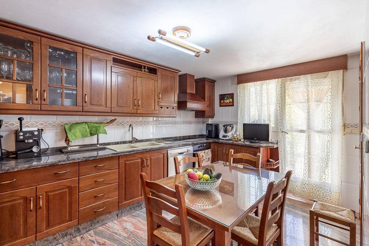 5 soverom Villa til salgs i Peligros med garasje - € 339 000 (Ref: 9317811)