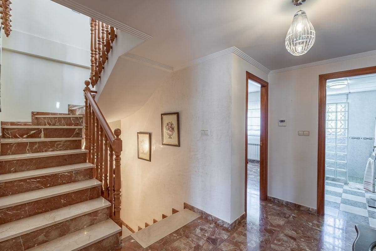 5 soverom Villa til salgs i Peligros med garasje - € 339 000 (Ref: 9317811)