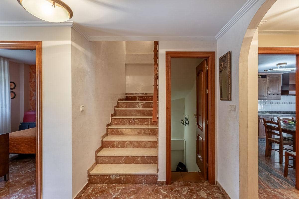 5 soverom Villa til salgs i Peligros med garasje - € 339 000 (Ref: 9317811)