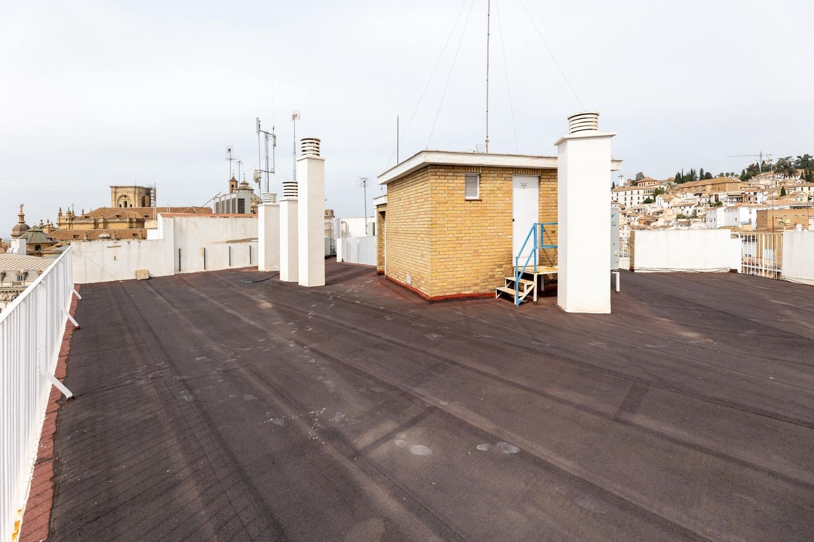 Kontor til salgs i Granada by - € 347 000 (Ref: 9347318)