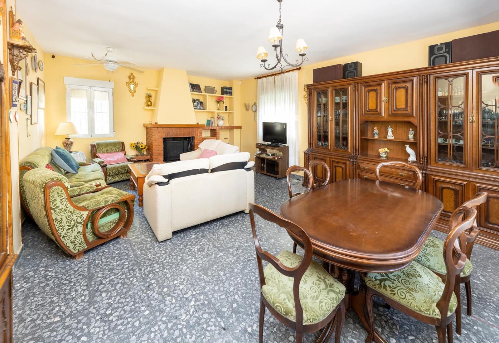 4 soverom Villa til salgs i Dilar med svømmebasseng garasje - € 349 900 (Ref: 9349506)