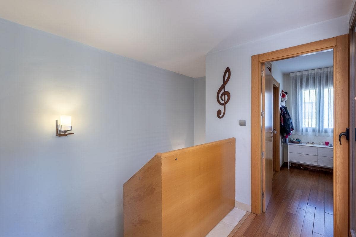 4 chambre Villa/Maison Mitoyenne à vendre à Jun avec piscine garage - 280 000 € (Ref: 9382805)