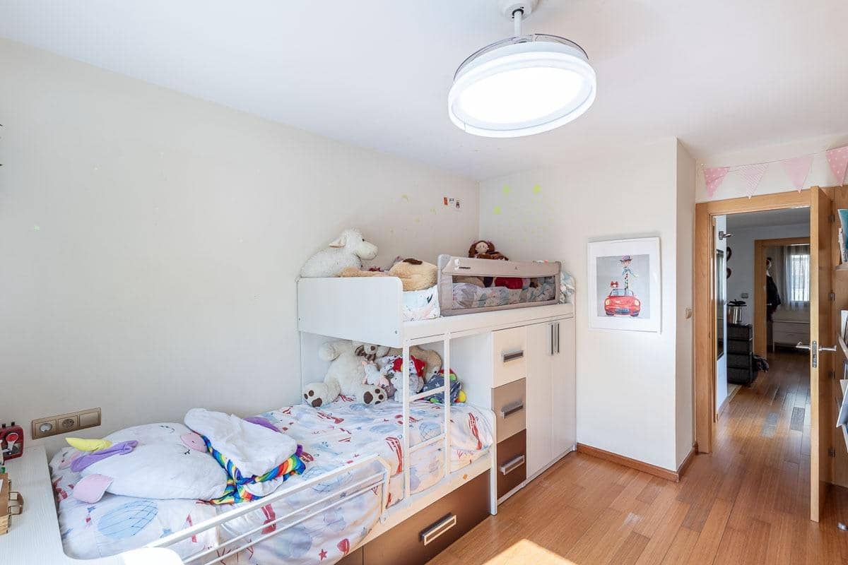 4 chambre Villa/Maison Mitoyenne à vendre à Jun avec piscine garage - 280 000 € (Ref: 9382805)