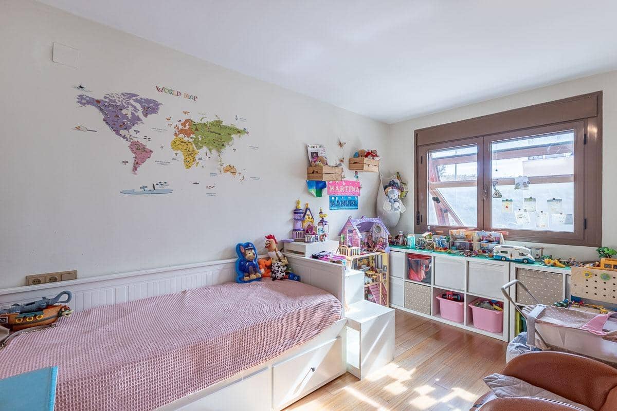 4 chambre Villa/Maison Mitoyenne à vendre à Jun avec piscine garage - 280 000 € (Ref: 9382805)