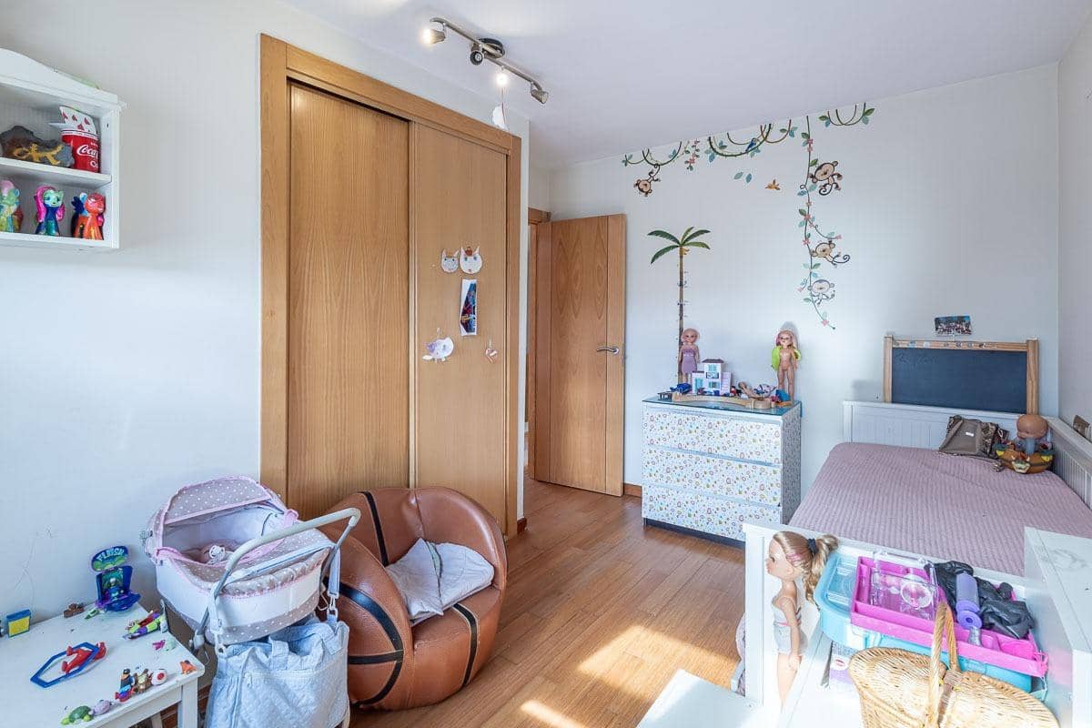 4 chambre Villa/Maison Mitoyenne à vendre à Jun avec piscine garage - 280 000 € (Ref: 9382805)