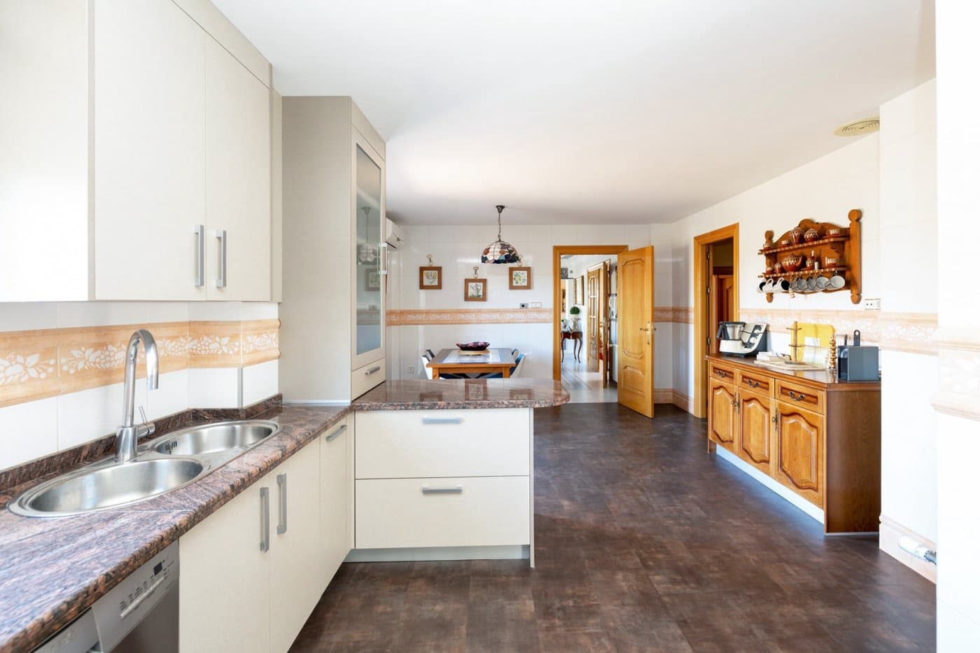 6 soveværelse Villa til salg i Gojar med swimmingpool garage - € 699.900 (Ref: 9400883)