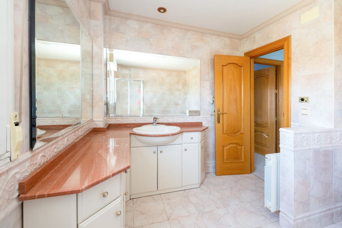 6 soveværelse Villa til salg i Gojar med swimmingpool garage - € 699.900 (Ref: 9400883)