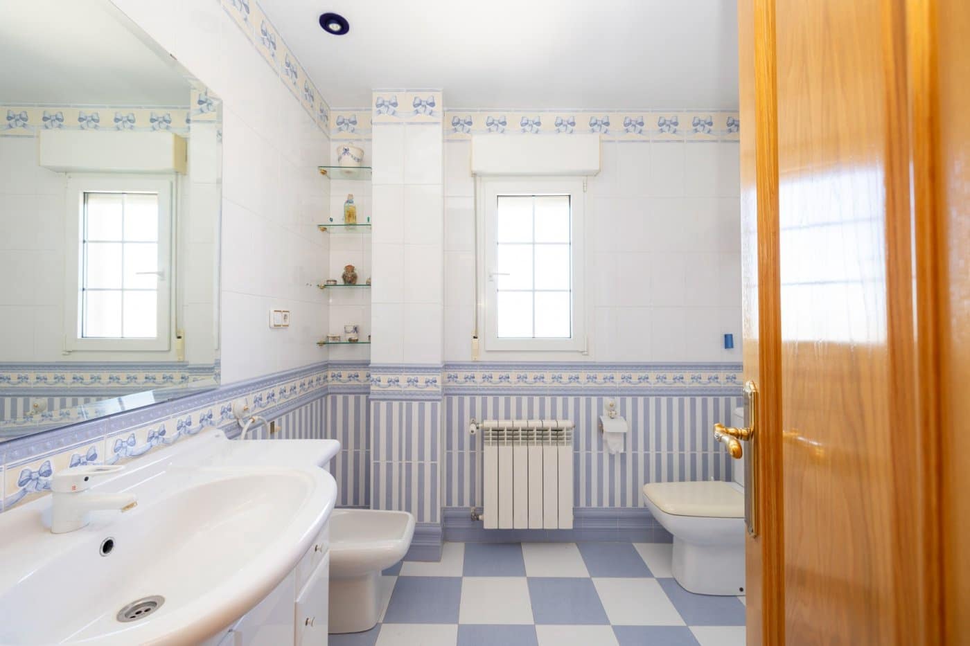 6 soveværelse Villa til salg i Gojar med swimmingpool garage - € 699.900 (Ref: 9400883)