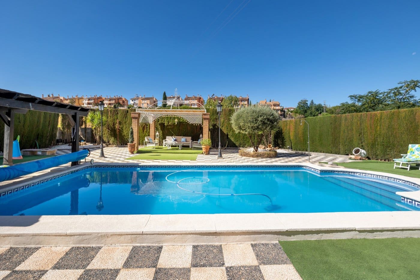 6 soveværelse Villa til salg i Gojar med swimmingpool garage - € 699.900 (Ref: 9400883)