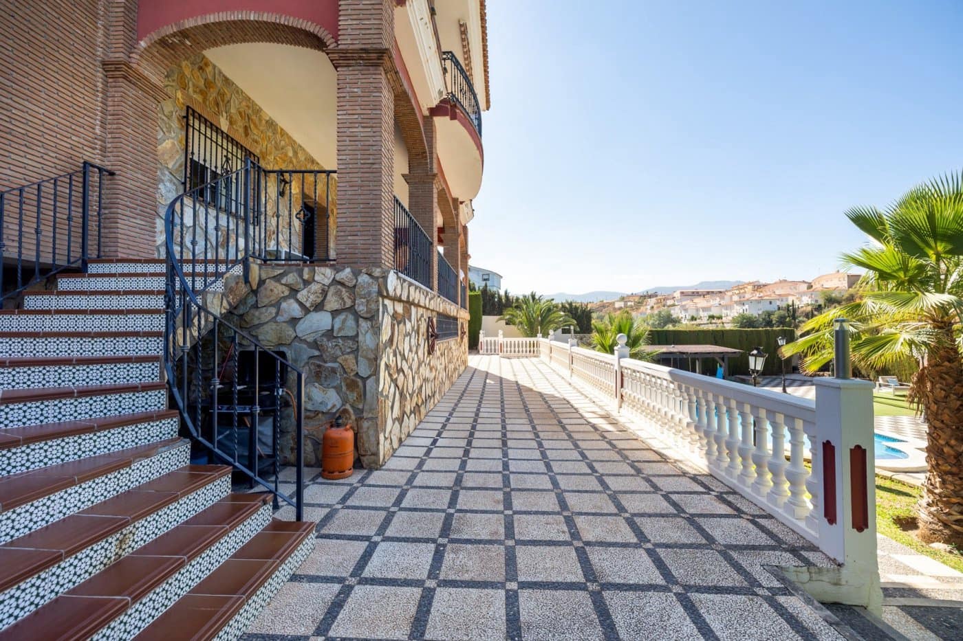 6 soveværelse Villa til salg i Gojar med swimmingpool garage - € 699.900 (Ref: 9400883)