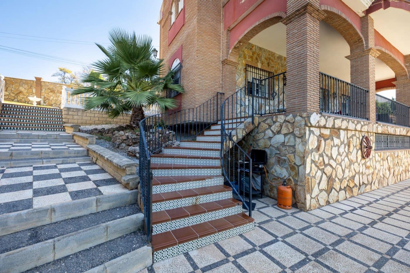 6 soveværelse Villa til salg i Gojar med swimmingpool garage - € 699.900 (Ref: 9400883)