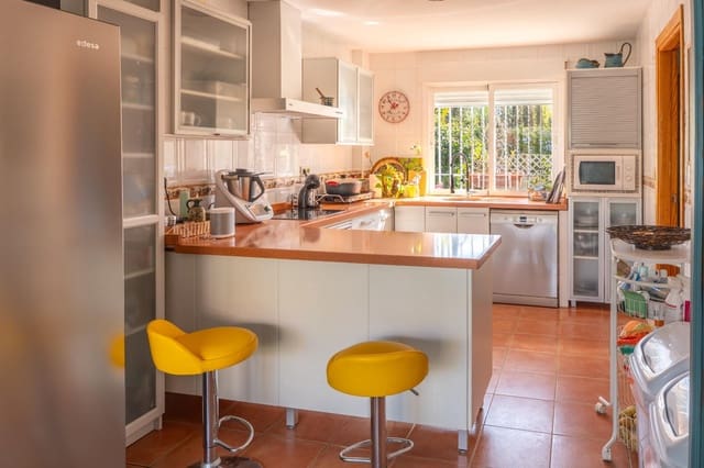 4 soverom Kjedet enebolig til salgs i Huétor Vega med svømmebasseng - € 395 000 (Ref: 9406795)