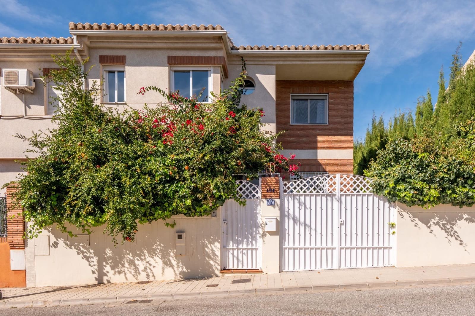 4 soverom Kjedet enebolig til salgs i Huetor Vega med svømmebasseng - € 395 000 (Ref: 9406795)