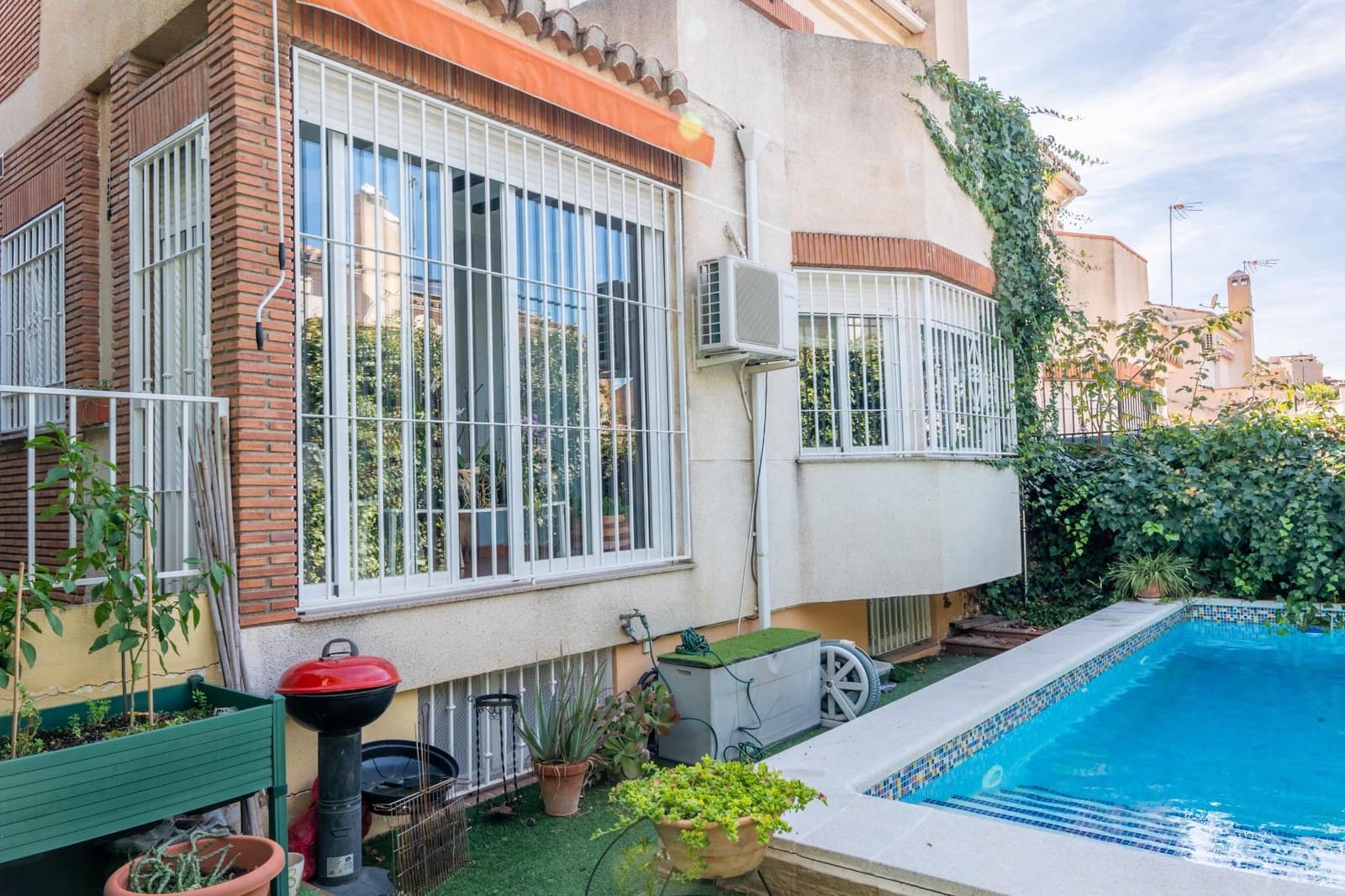 4 soverom Kjedet enebolig til salgs i Huetor Vega med svømmebasseng - € 395 000 (Ref: 9406795)