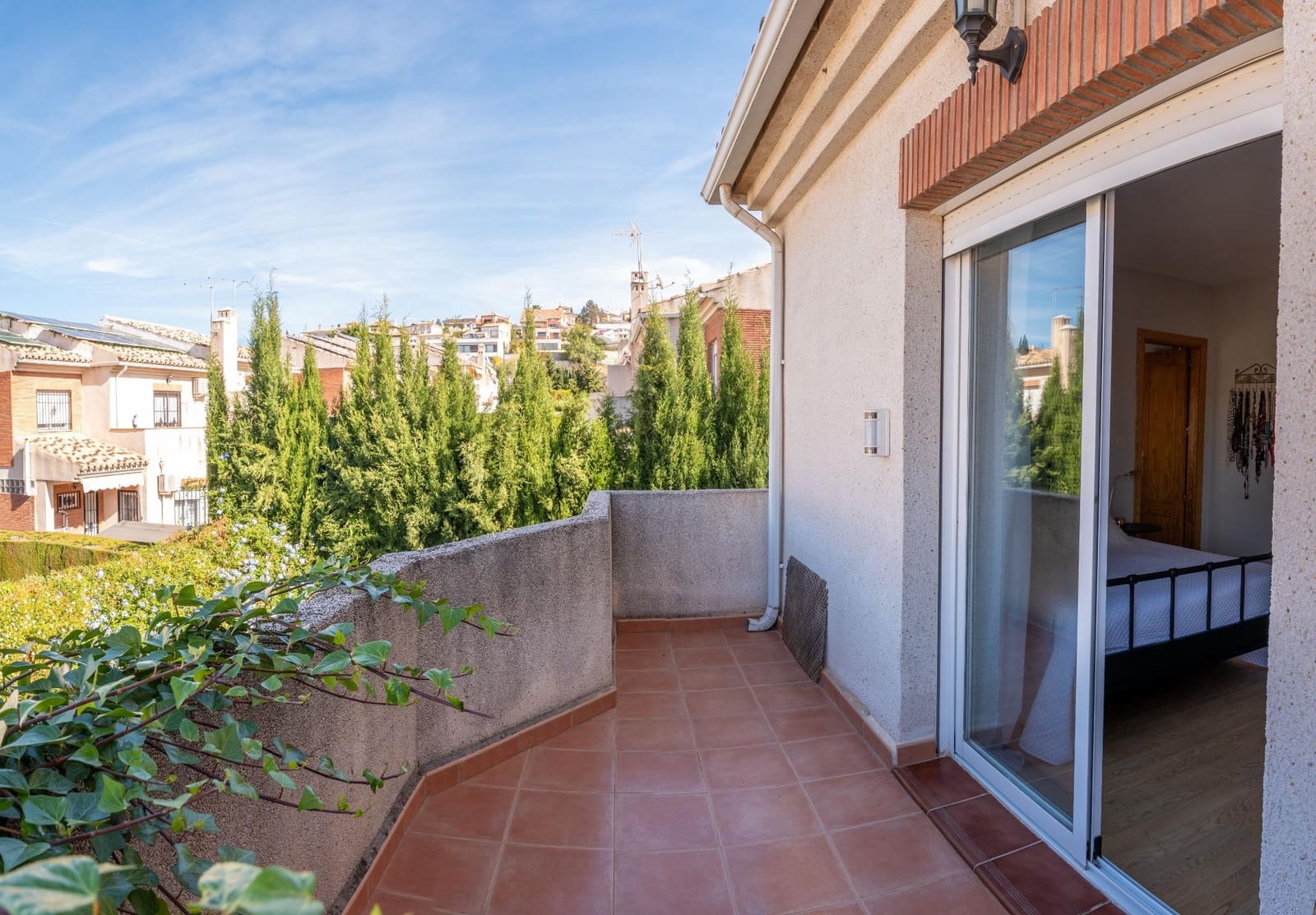 4 soverom Kjedet enebolig til salgs i Huetor Vega med svømmebasseng - € 395 000 (Ref: 9406795)