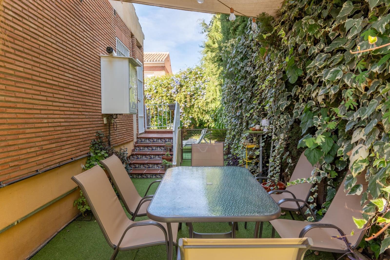 4 soverom Kjedet enebolig til salgs i Huetor Vega med svømmebasseng - € 395 000 (Ref: 9406795)