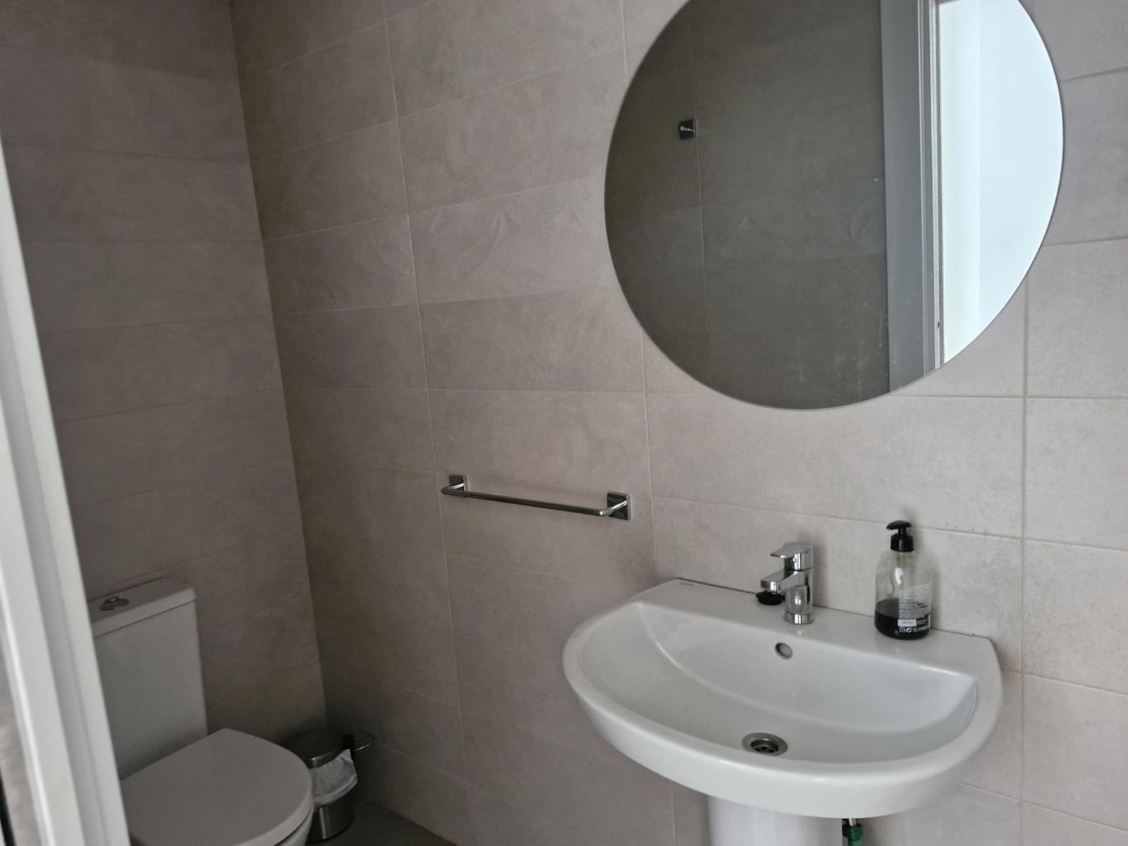 Commercial for rent in Granada city - € 550 (Ref: 9410938)