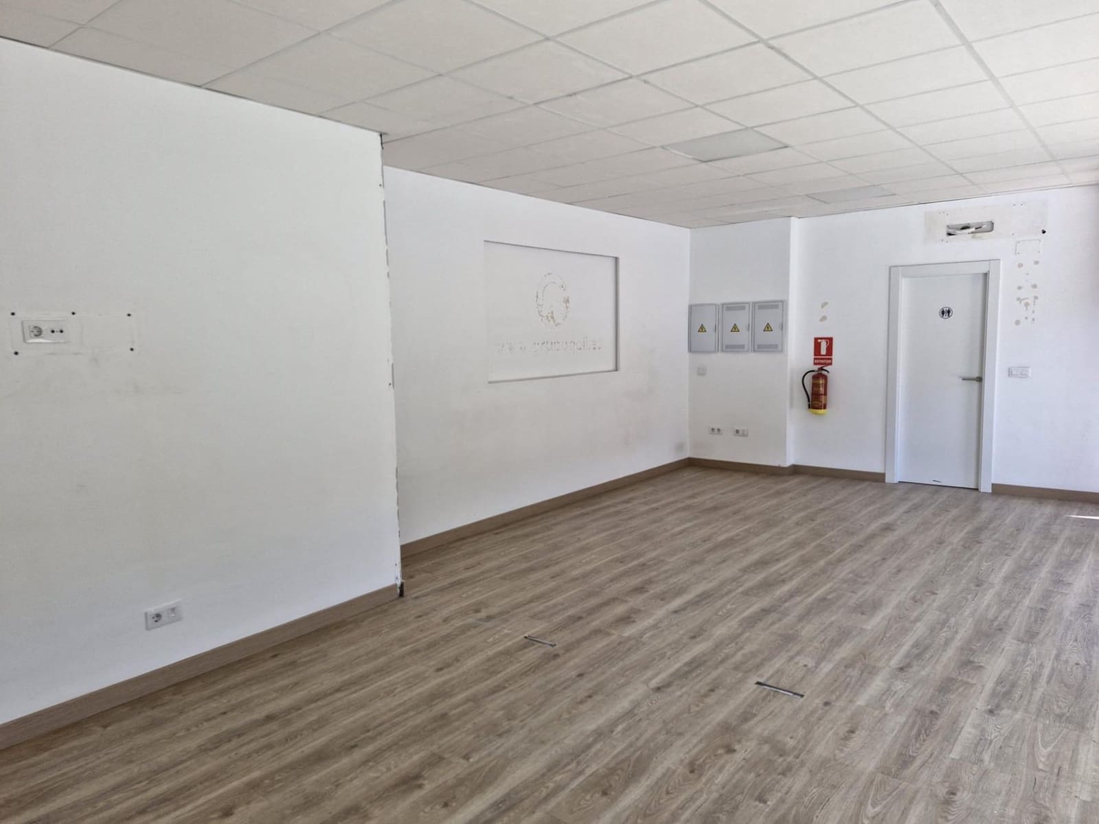 Commercial for rent in Granada city - € 550 (Ref: 9410938)
